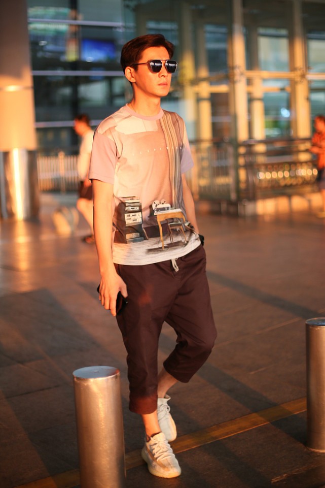 乔振宇老态明显,但身材依旧很有型,休闲装都能穿出时尚感