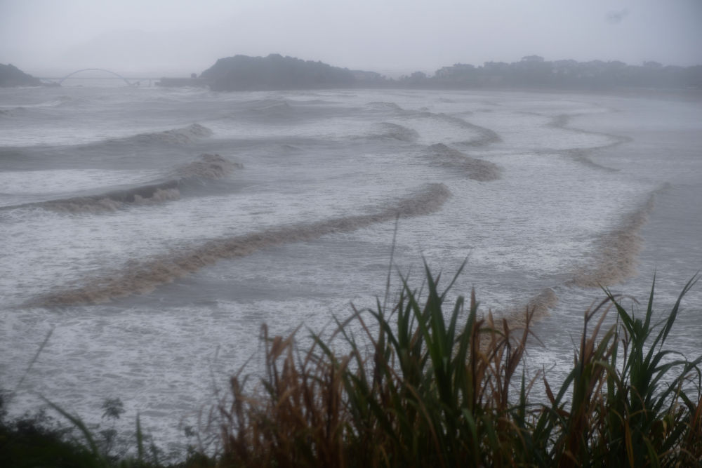 新华全媒 丨浙江舟山:14号台风"灿都"带来大风大浪