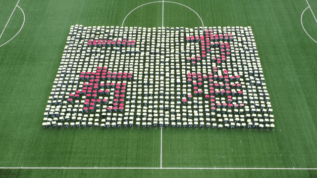 |太燃!武汉大学生整齐划一,致敬抗疫英雄