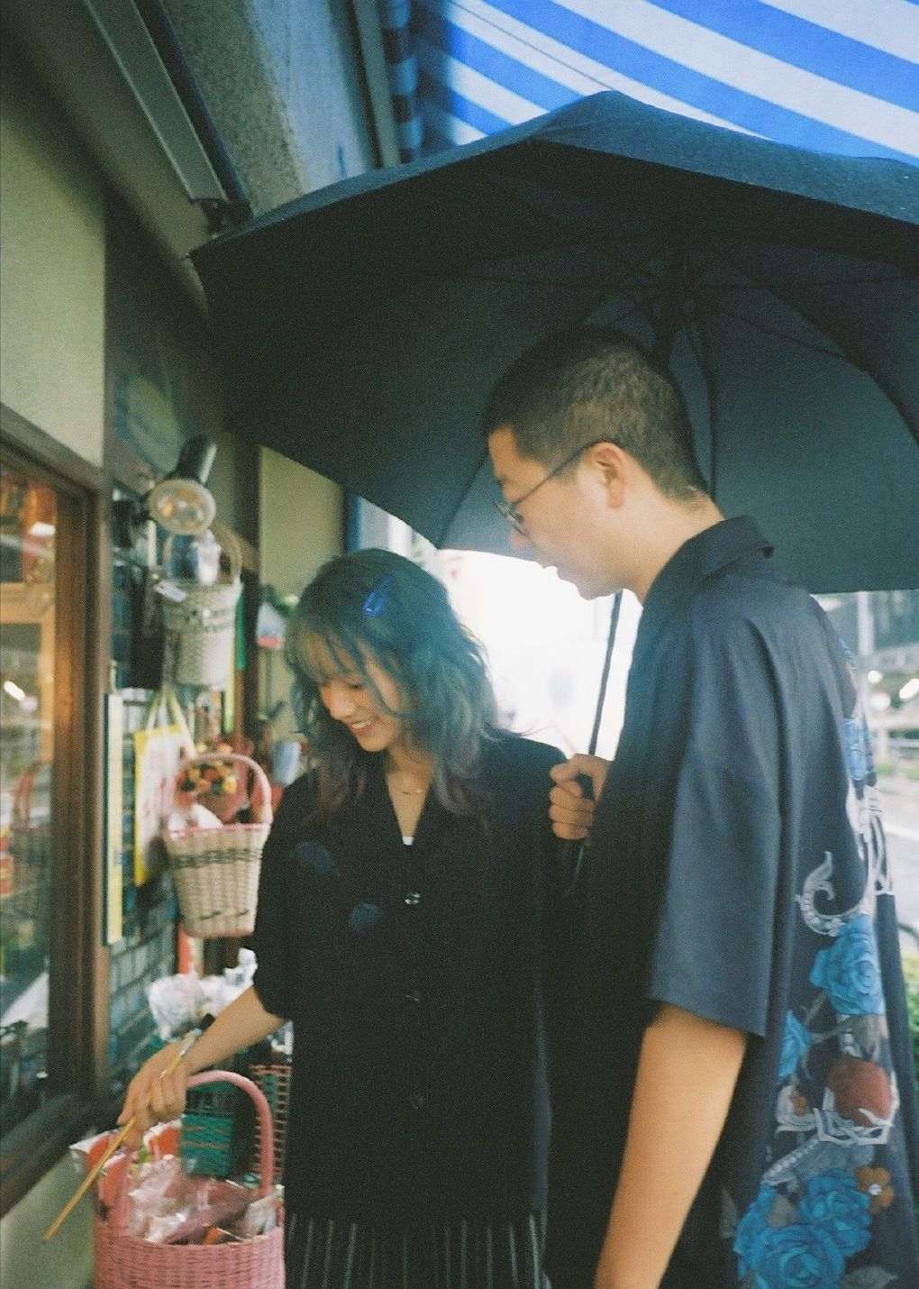 李诞和妻子黑尾酱随性情侣穿搭,打造"反差萌",十分俏皮可爱