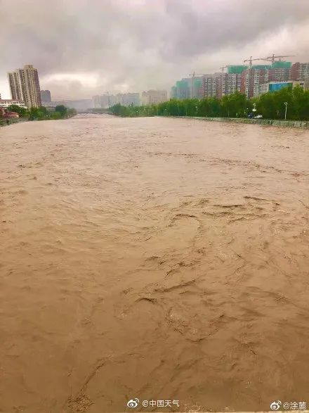 山西洪水冲垮大桥,火车连同铁轨悬空;平遥古城积水严重