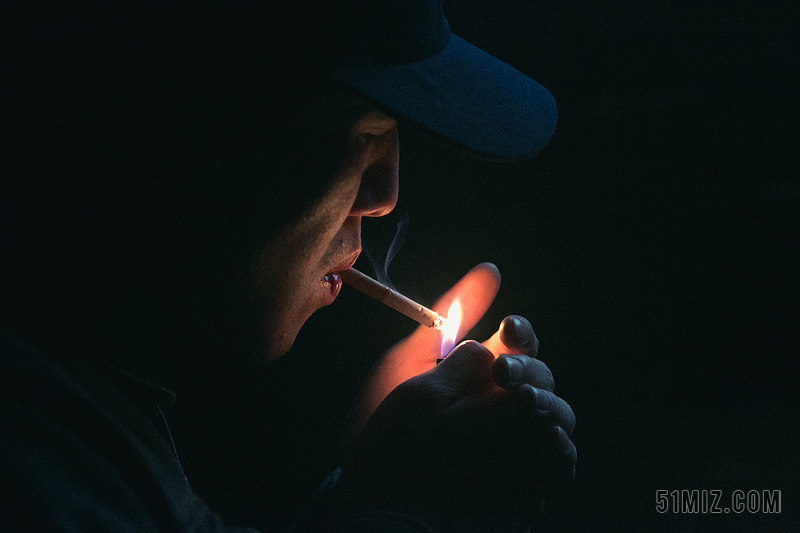 他一個人,站在陽臺邊,手裡拿著從冰箱取出的啤酒,嘴裡叼著一支菸,靜靜