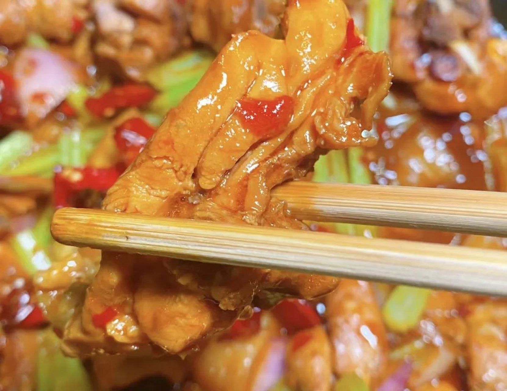 重庆鸡公煲是一道以鸡肉为主料,搭配多种草药和调