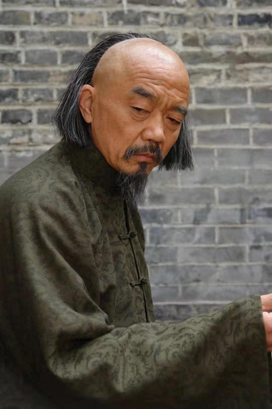 2002年,48岁的尚铁龙以配角的身份参演了电视剧《乌龙闯情关》,虽然这