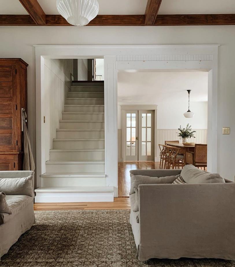 美国妇女晒房子,没有多少陈设但温馨精美,留白的房子充满了美感