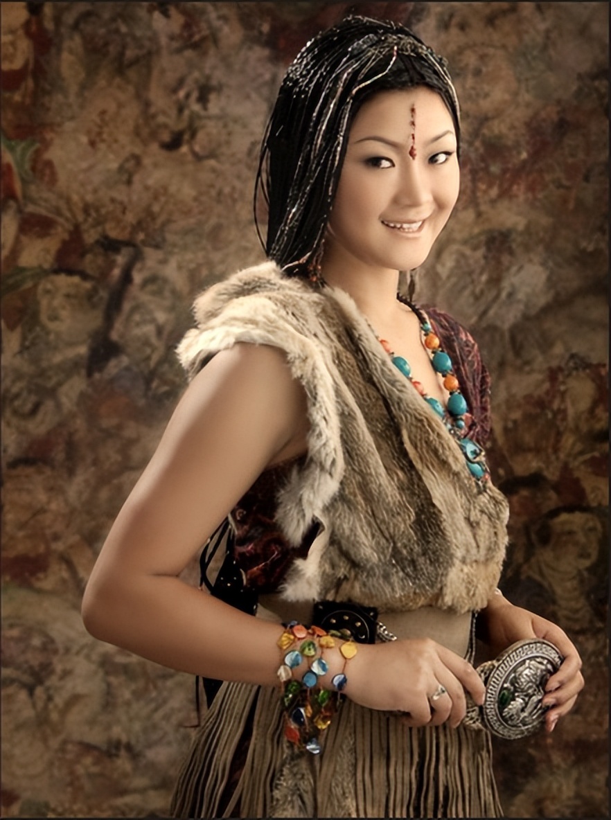 藏族歌手降央卓玛:从环卫工到明星,曾遭刀郎索赔25万,现状如何