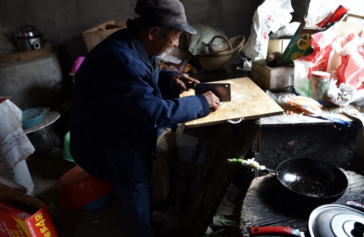 又是一个大晴天,屋外艳阳高照,屋内的陈淑美心里却闷闷的.