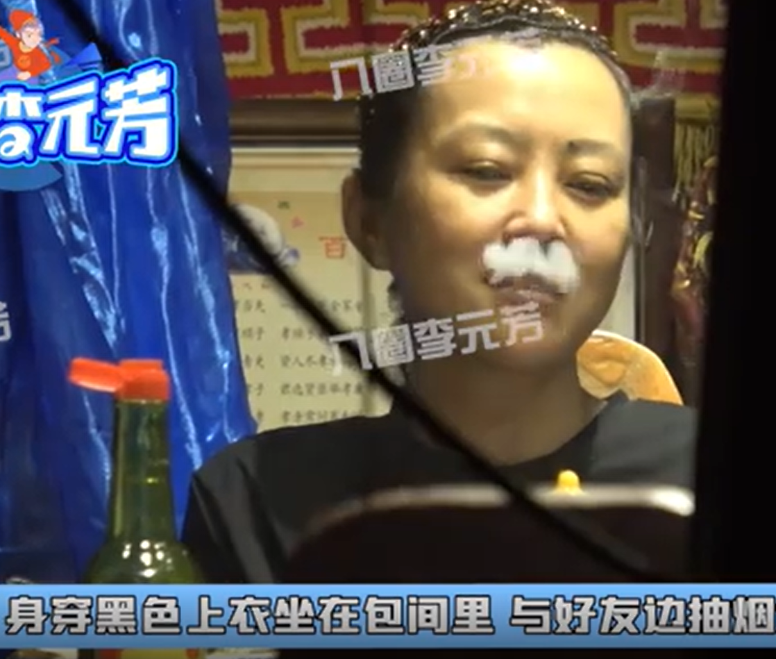 不仅抽烟姿势相当娴熟,吐起烟圈来也是相当自如,嘴巴一边吐,鼻子一边
