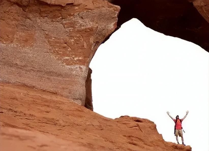 电影《127小时》如何用艺术手法呈现生命在边缘状态的挣扎