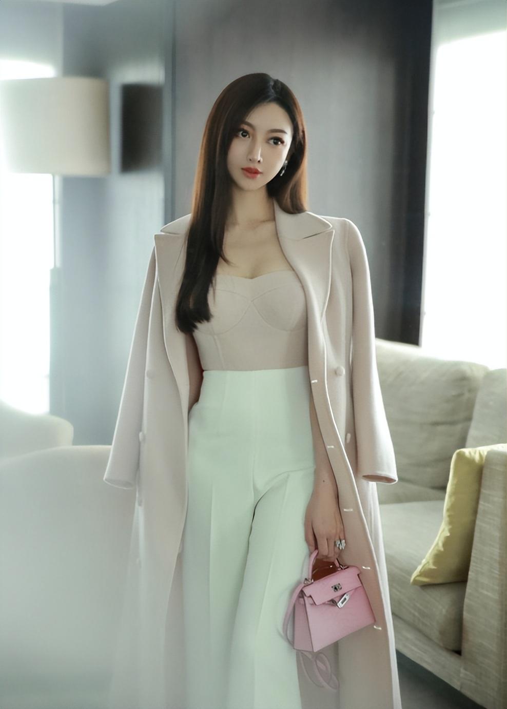 曝黄晓明带新女友见家长,女方科技脸好似芭比娃娃,离婚带俩娃