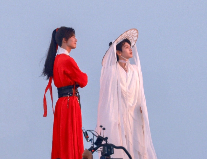 《吉星高照》新导演审美棒,张凌赫黑衣造型被赞,但拍摄角度好假