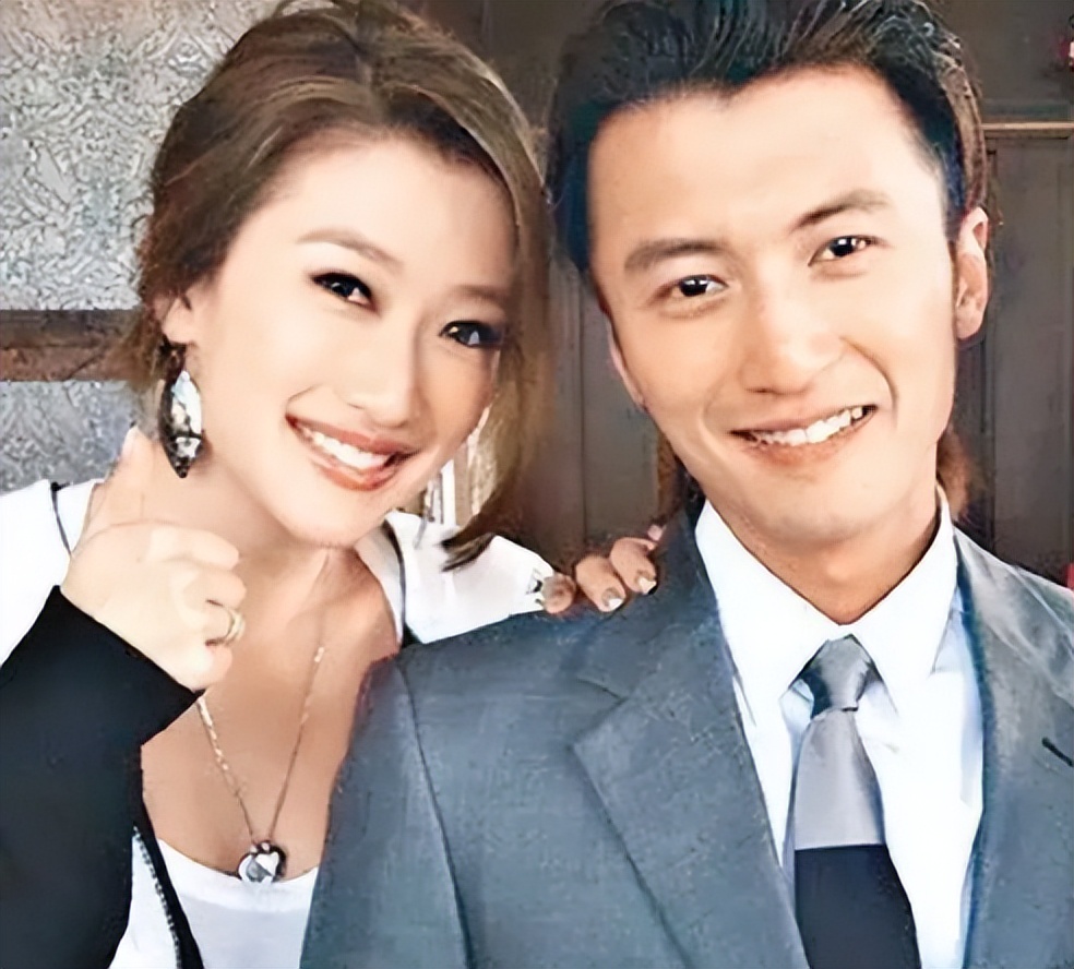 霍汶希陪谢霆锋20年,女儿长相与谢婷婷相似,两人关系匪浅