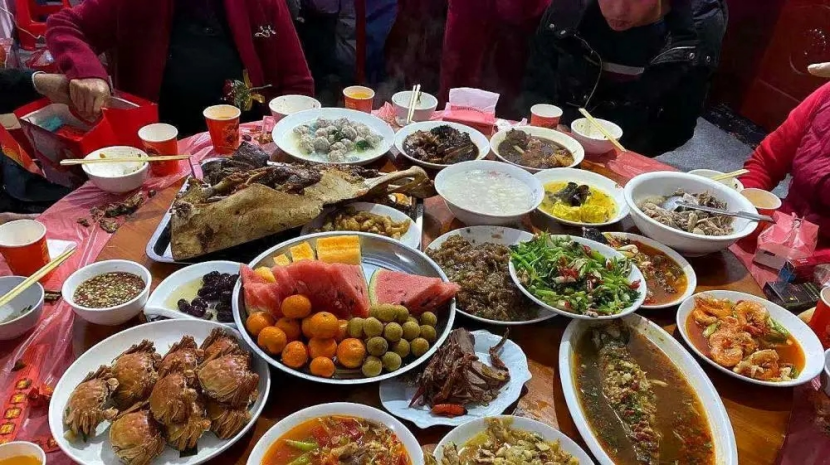 四川某村办酒席"太接地气",宾客自觉蹲地上吃酒菜,咋回事