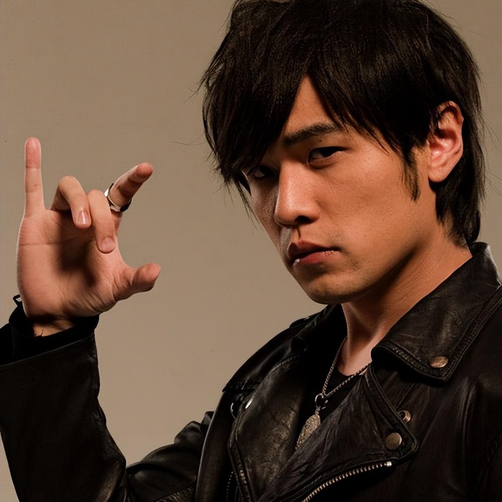 原来男星早就"秃"了,黄晓明,周杰伦头顶稀疏,观众被骗惨了