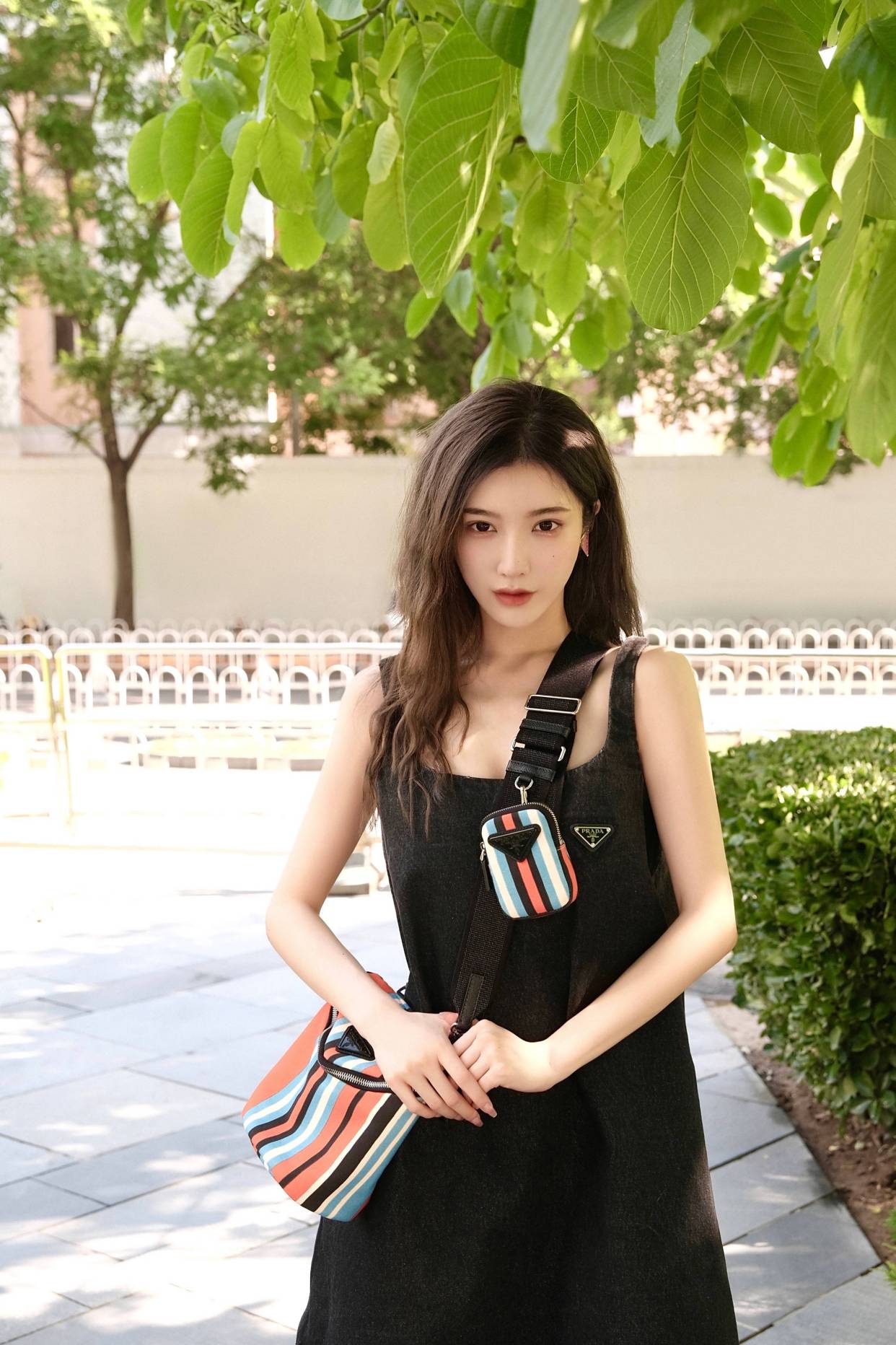 戴燕妮夏日清爽写真 牛仔裙look温柔又迷人