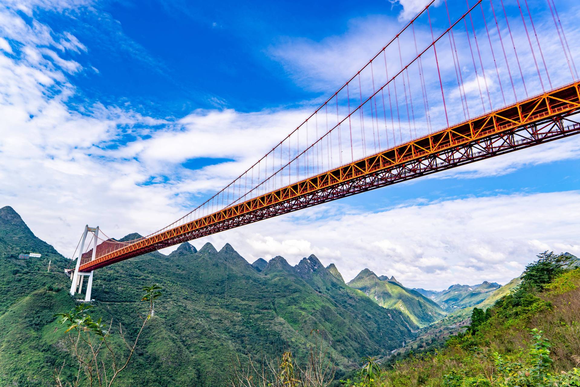 贵州坝陵河大桥蹦极 坝陵河大桥跨越坝陵河河峡谷两岸,往东望去是壮美