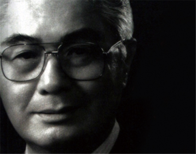 荣毅仁墓地,位于华侨公墓内,与妻子杨鉴清墓咫尺距离,相守相伴