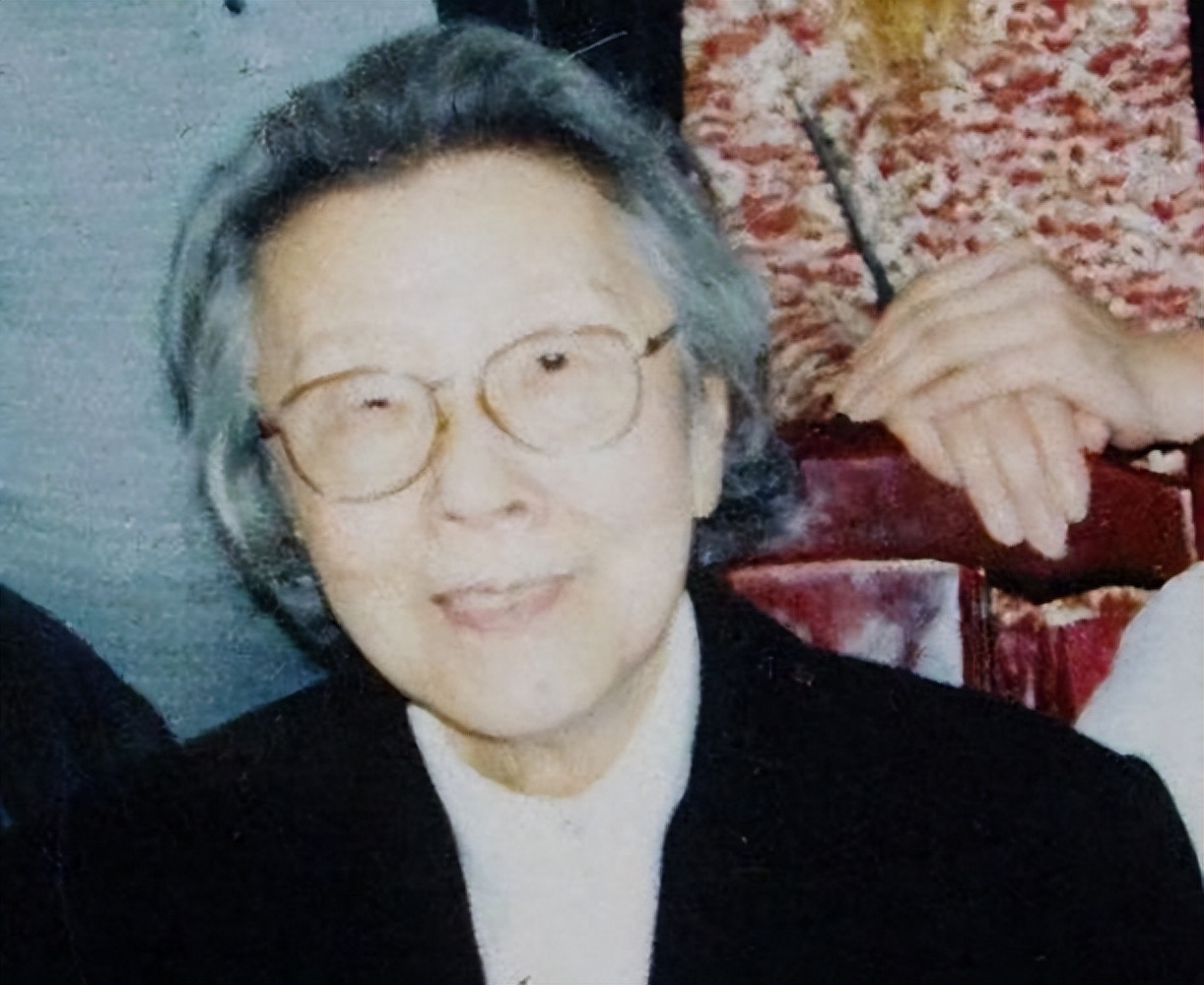 1934年,因战局形势变化,张学良先行一步回国,此时的张闾瑛已经是一个