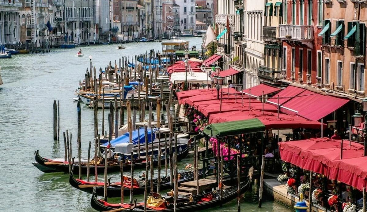 威尼斯位于意大利东北部,是世界上最浪漫的城市之一,也是一个水上城市