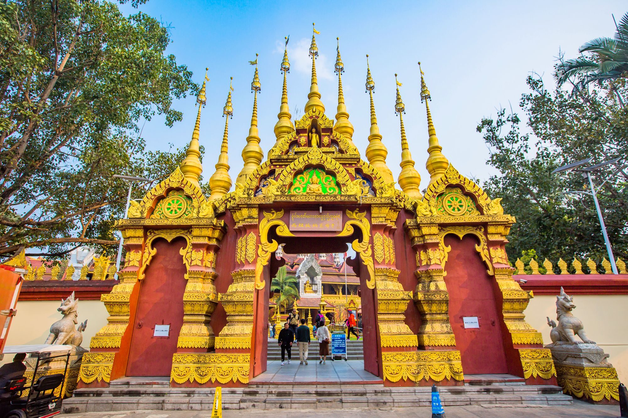 西双版纳总佛寺,有1400多年的历史,是众信徒心中尊崇的祈福圣地