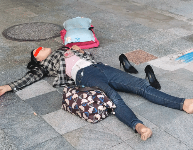 实拍:广东一年轻女子四仰八叉,睡在马路上