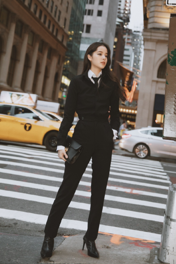 欧阳娜娜穿上西服这么知性?气质优雅,原来以前的小女孩长大了