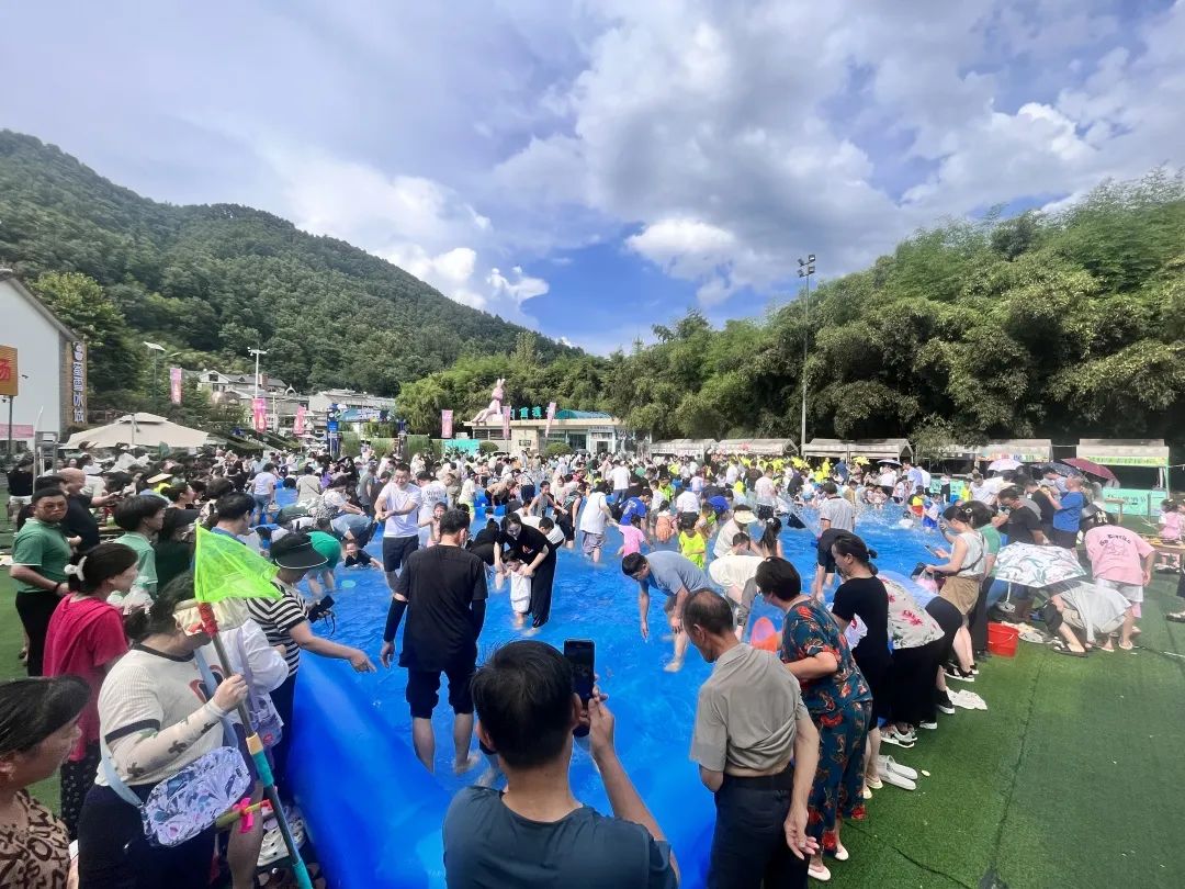 真过瘾!重渡沟上演千人摸鱼大赛,现场那阵势