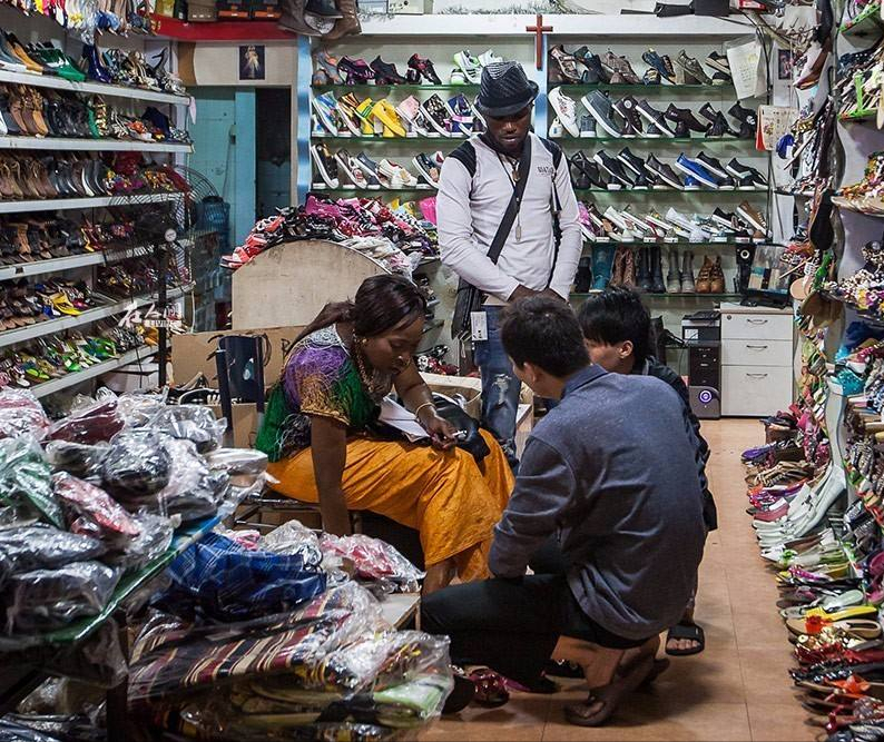 我国商人在非洲卖鞋,年收入高达千万,竟还深受非洲人喜欢?