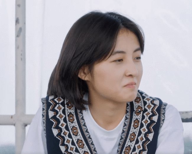 张艺兴录节目推荐管理书,看到张子枫表情,才知区别