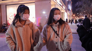 搞笑gif: 女生可以多久不找男友?姑娘的眼神出卖了自己