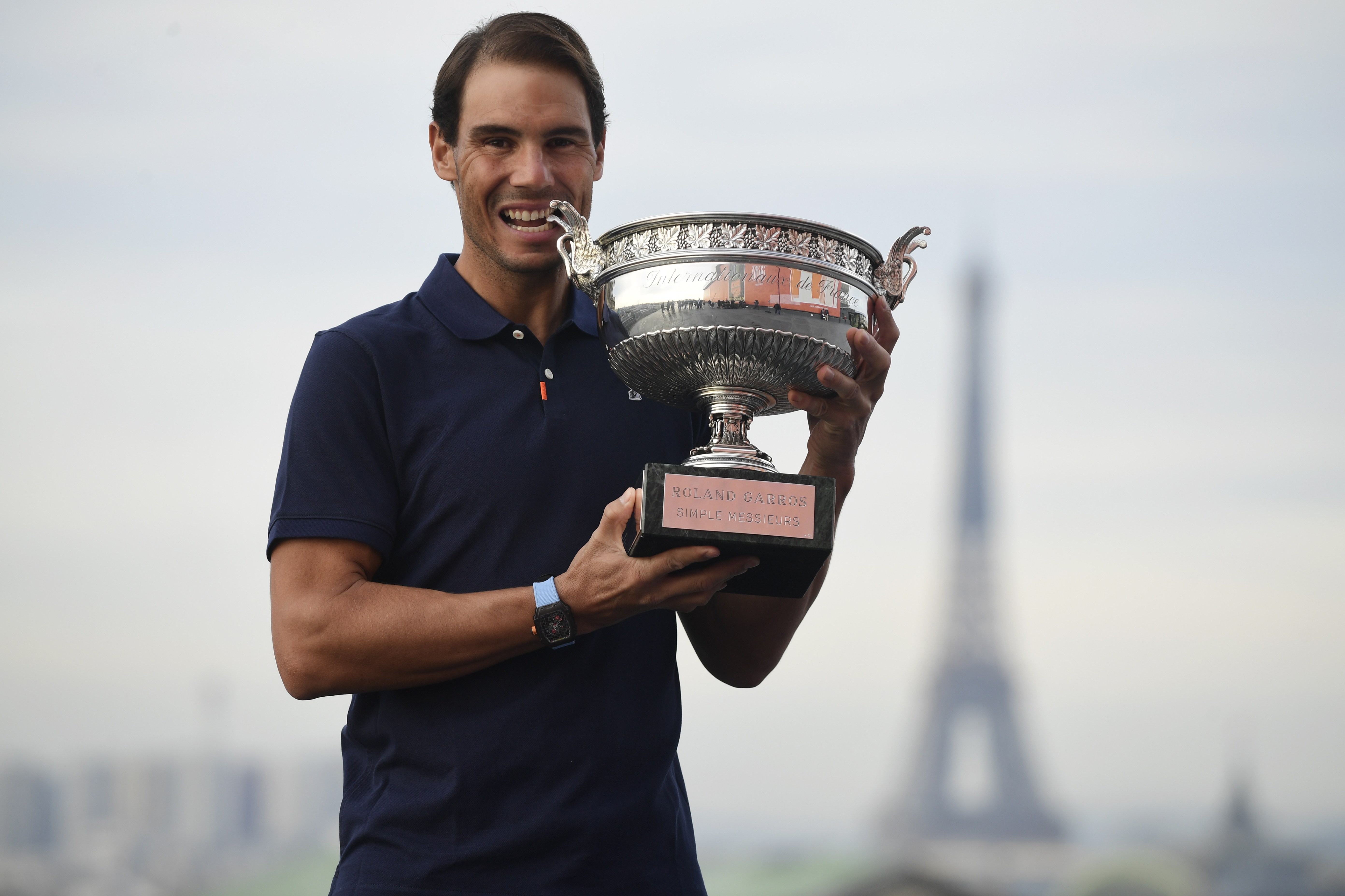 网球——法网:纳达尔展示男单冠军奖杯