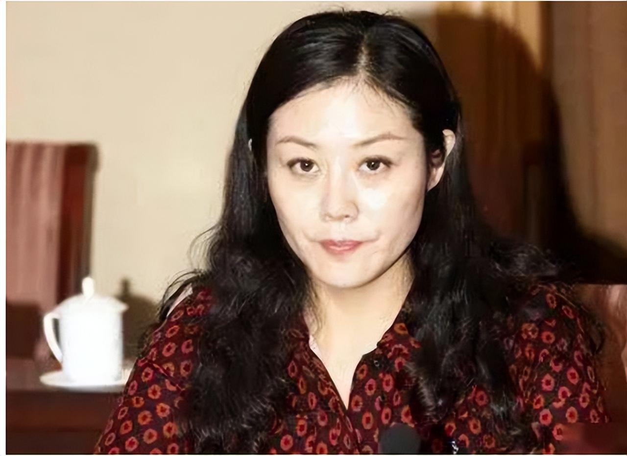 纪实:"小官巨贪"孔昊包养小鲜肉及无业青年,逼迫地产老板上床