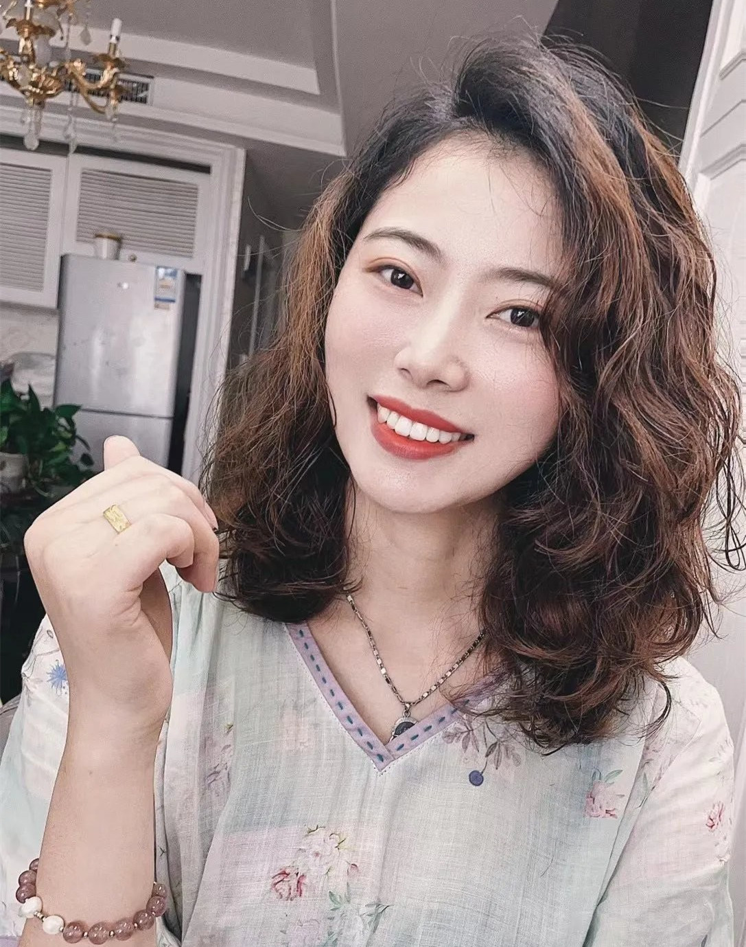 适合五六十岁女人的烫发,时髦大气不失成熟韵味,显发量又好打理