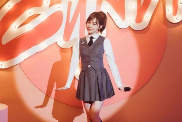 42岁王心凌穿露脐装现身,自曝体重才28kg,被指瘦成纸片人引担忧