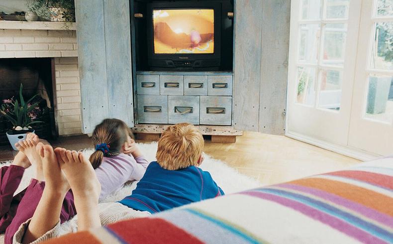 3岁前常看电视和不看电视的宝宝,7岁之后差距明显,家长应注意