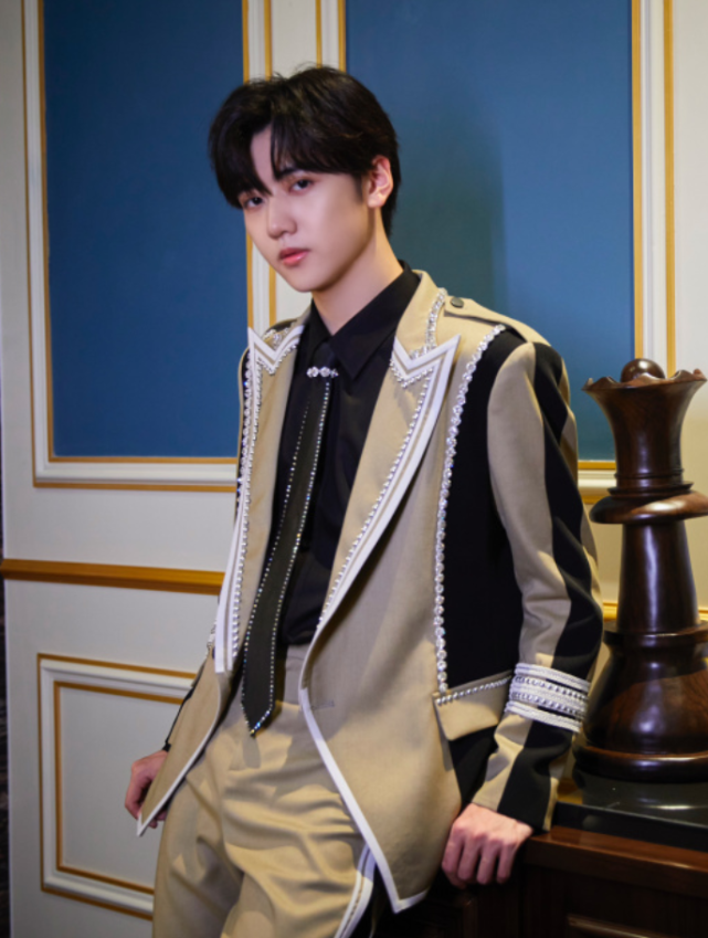 焉栩嘉改微博前缀引争议,穿男团制度气质干净,尽显活力少年感