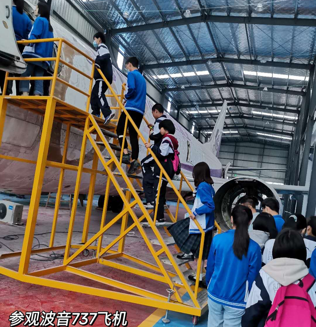 坐飞机啦!麻城市黄土岗中心学校:心手相牵,走进高校