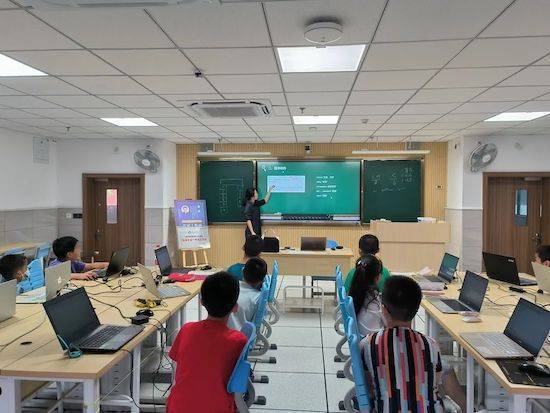 渝中区大坪小学举行科普日系列活动暨尖峰计划专家工作站授牌仪式