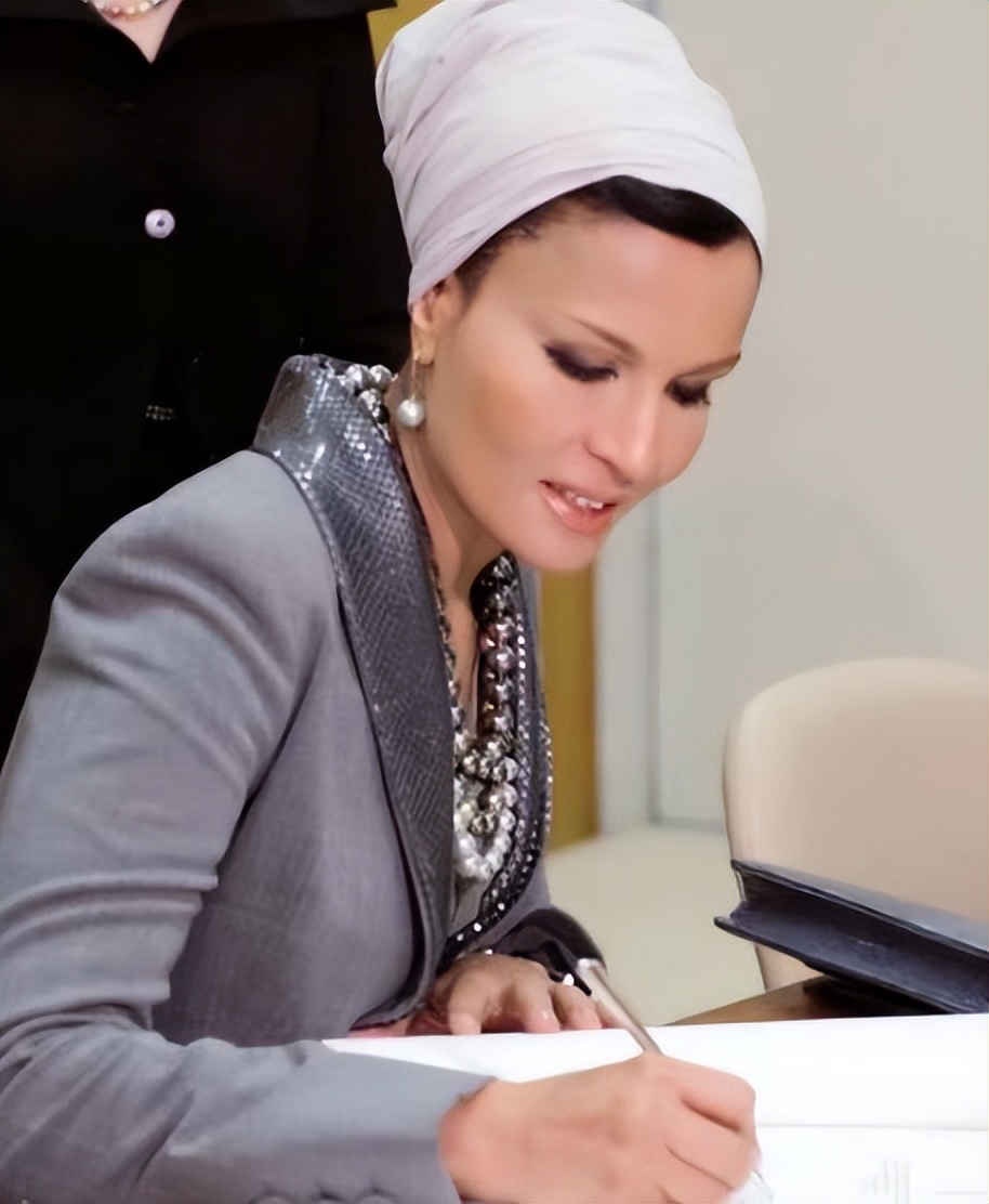 中东"武则天"莫扎:为报仇嫁仇敌之子,如今将卡塔尔王朝踩脚下