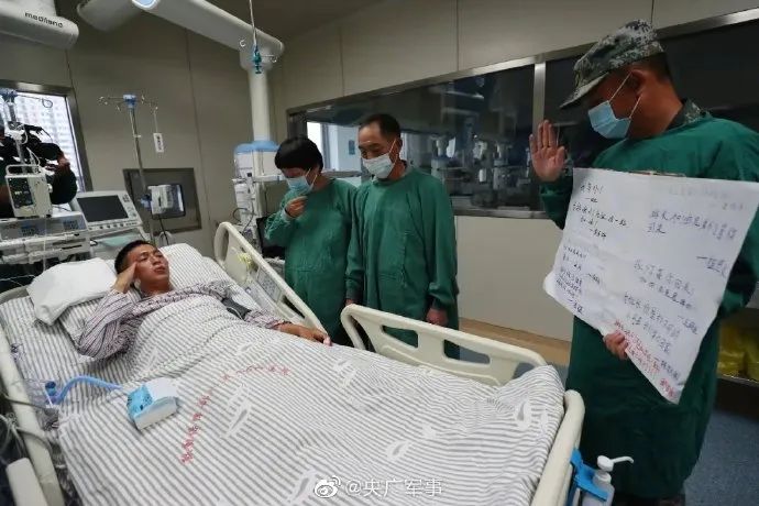 正能量|被洪水卷走负伤的他醒了！病床前这一幕让网友泪奔