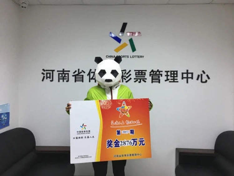 热点|每月花近4000元买彩票!男子中了3467万,戴个口罩就敢来领?