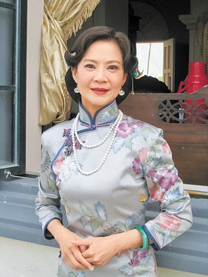 回顾59岁自然老去的俞小凡穿衣极简高级有品位如今反而越优雅