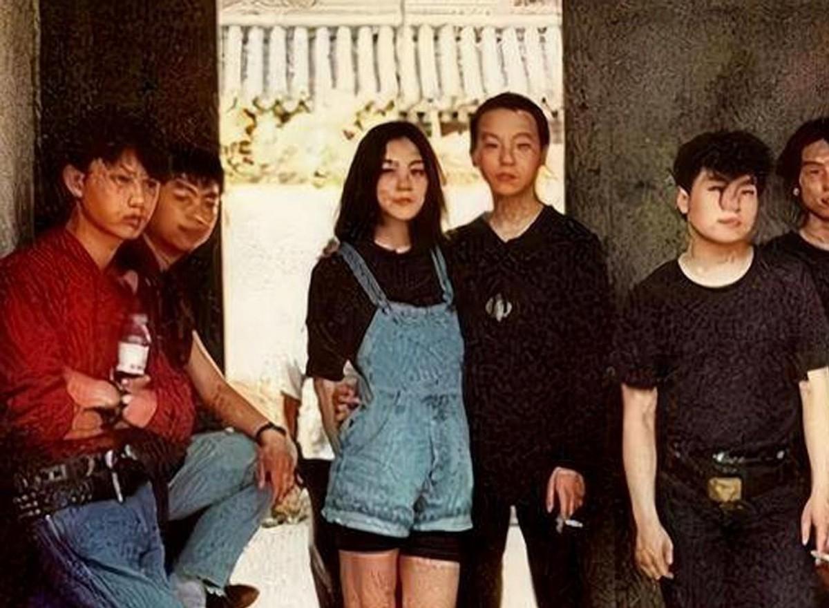 无地自容封神从摇滚教父到流浪歌手窦唯到底经历了什么