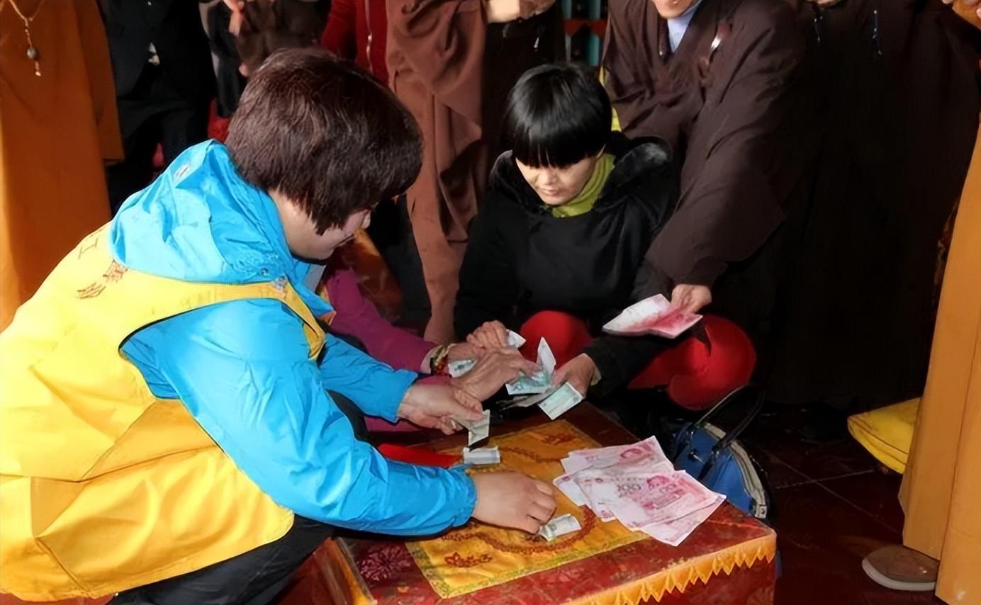 回顾上海女子出家卖房588万全部裸捐女儿无奈上大学靠贷款