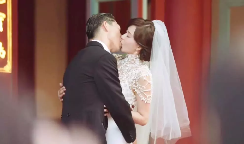 林志玲凌晨发布结婚纪念影片,双方誓词拥抱接吻,真的太美了