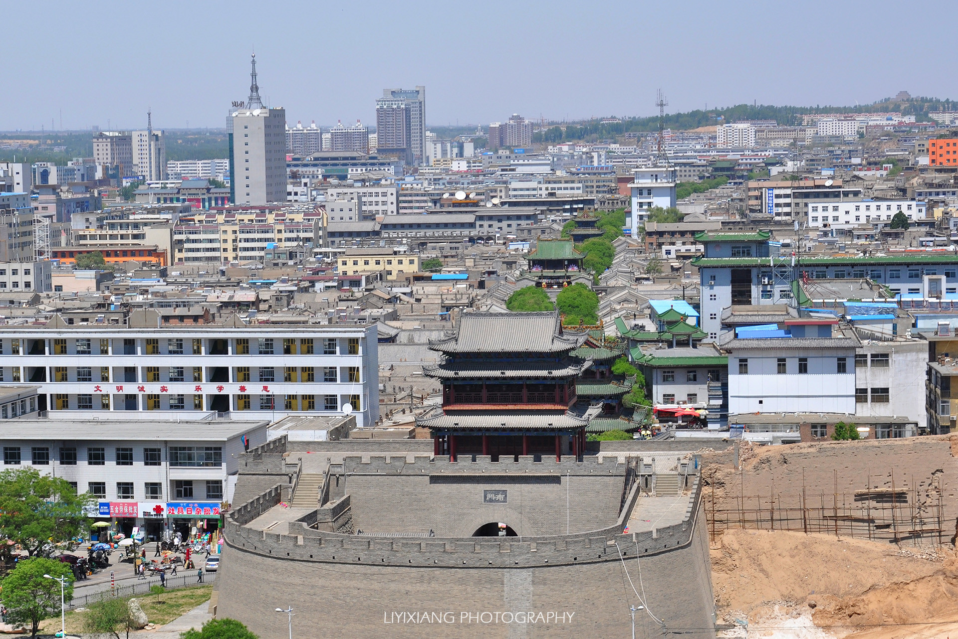 榆林城的标志是号称"北台南塔中古城,六楼骑街天下名"的明清建筑古迹.