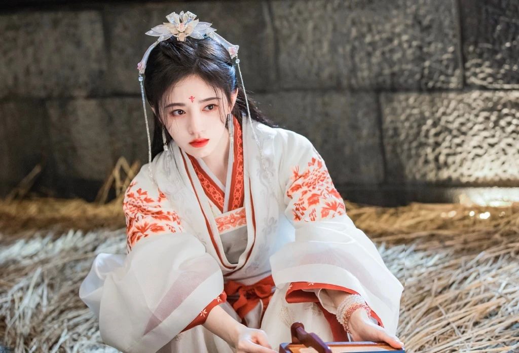 鞠婧祎壁纸:我愿意跋涉千里为你奔波,想长眠于你怀中