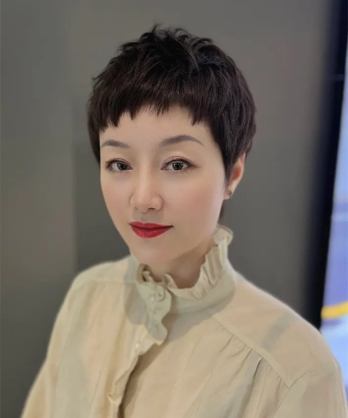 50岁发量稀少适合卷发还是剪短发?这6款发型,时尚减龄又显发量