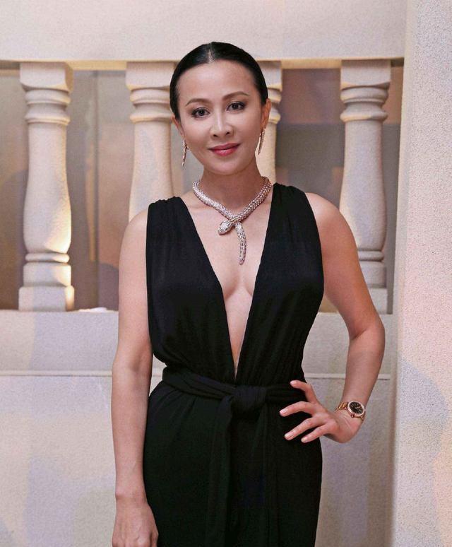 刘嘉玲彻底崩溃!结婚17年无子真相大白,当年遭绑架真相被曝光