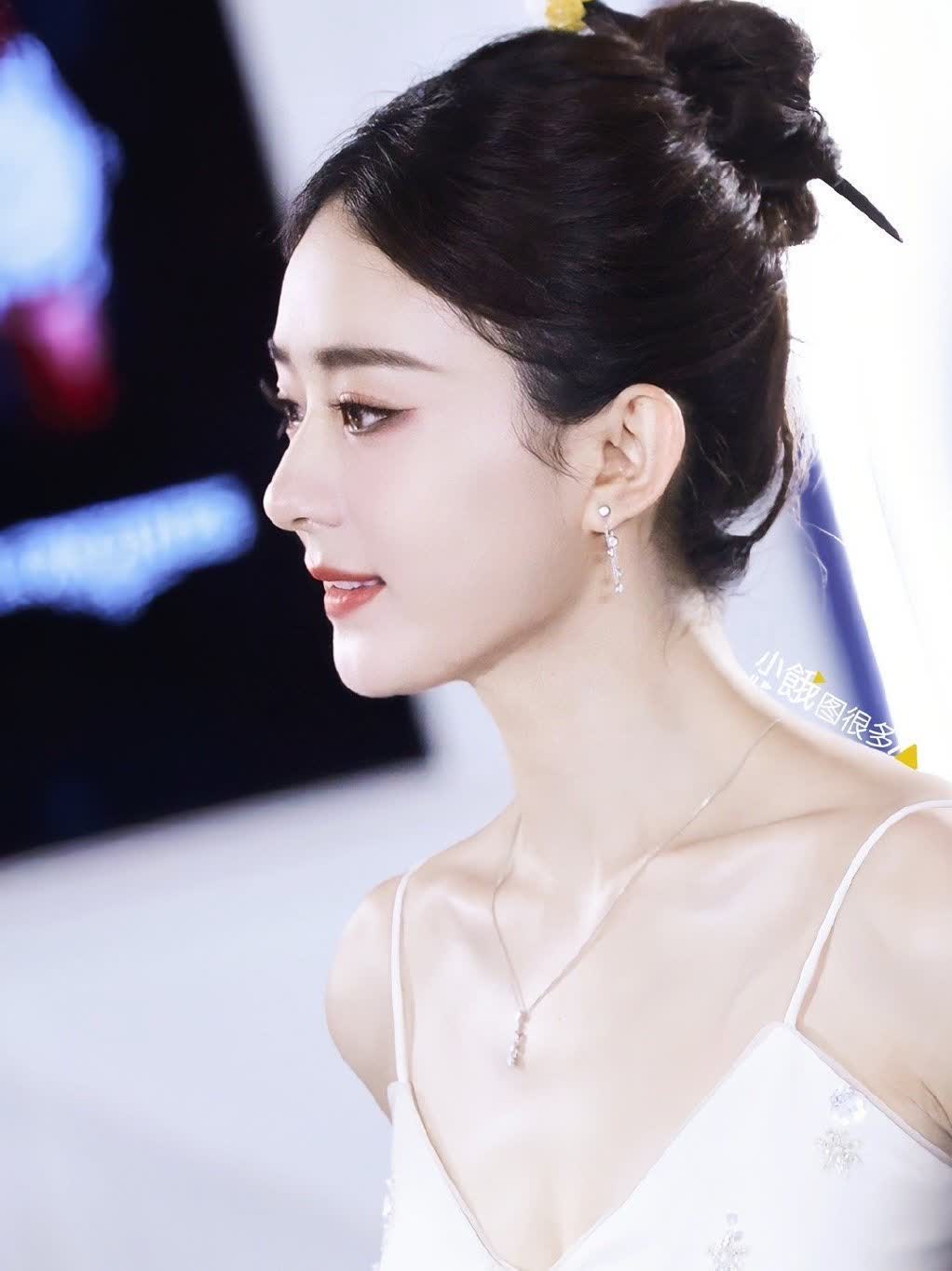 赵丽颖颜值逆天,是自然改变还是微调?